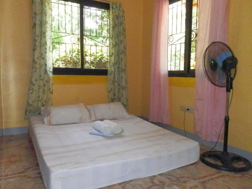 The Blue Pagong Aparthotel Puerto Galera Exterior photo